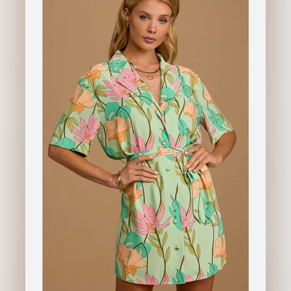 NWT Lulus button up dress size large floral print super cute